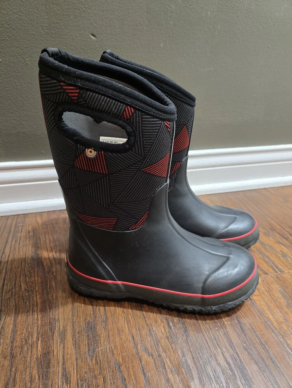 Bogs Classic. Big Geo Youth Boy's Sz 4 Waterproof Boots Tall Rain Snow Red/Black